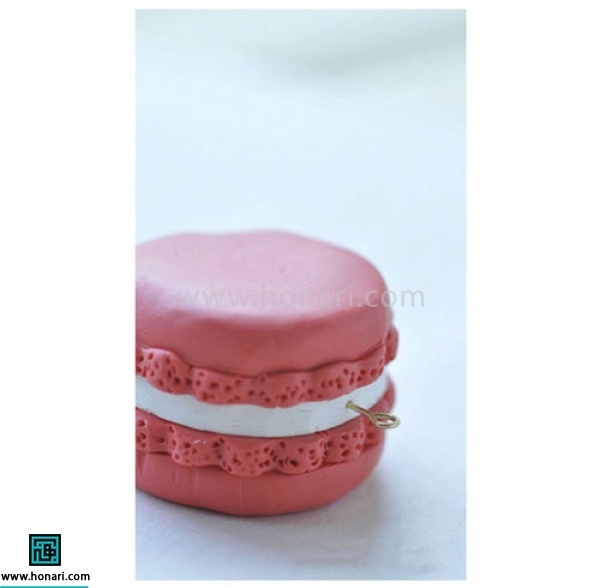 بعد از آنکه درست کردن شیرینی تمام شد ، قلاب گوشواره را درون آن فرو میکنیم