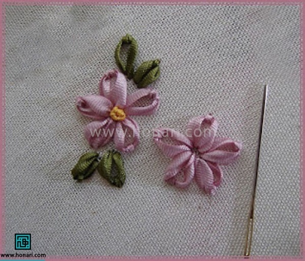 دوخت گلبرگها رو کامل میکنیم و به دلخواه پنج یا شش گلبرگ میدوزیم