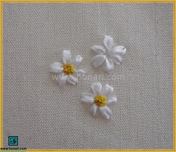 برای مرکز گل روبان دوزی ازگره فرانسوی با نخ دمسه استفاده کنید و با چند شلال یک گل ساده بدوزید 