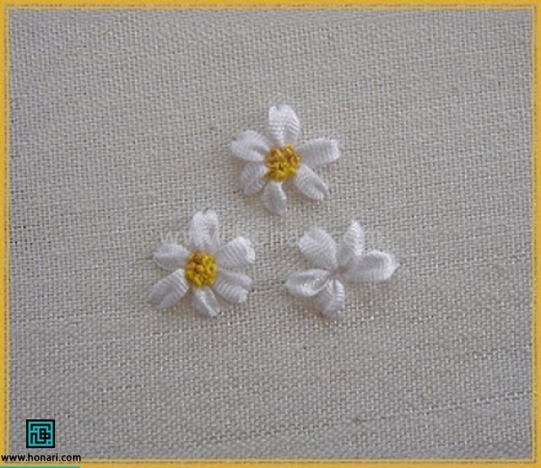 روبان را تا انتها کشیده و چند شلال دیگه هم میزنیم تا یک گل کوچک شکل بگیرد