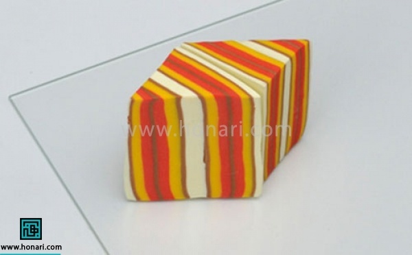 ماننند تصویر قاعده دو مثلث را به صورتی که خطوط موازی هم باشند ، کنارهم میگذاریم و اندکی فشار میدهیم تا بهم بچسبد 