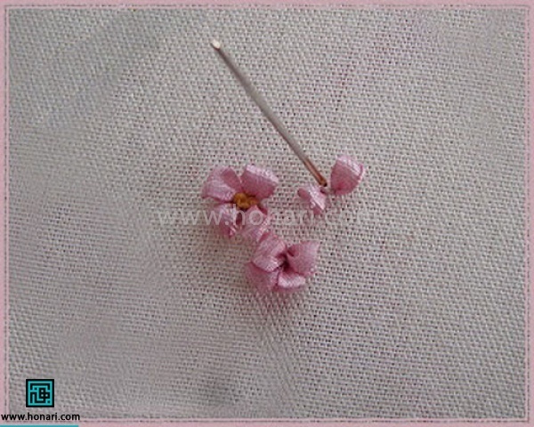 سوزن را با استفاده از روبان نیم و یک سانتی از پارچه بیرون میکشیم 