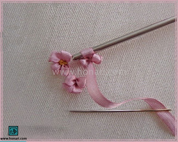 زمانیکه سوزن دوم را داخل گلبرگ ایجاد شده گذاشتیم روبان را میکشیم. با این کار اندازه برجستگی گل را تعیین میکنیم