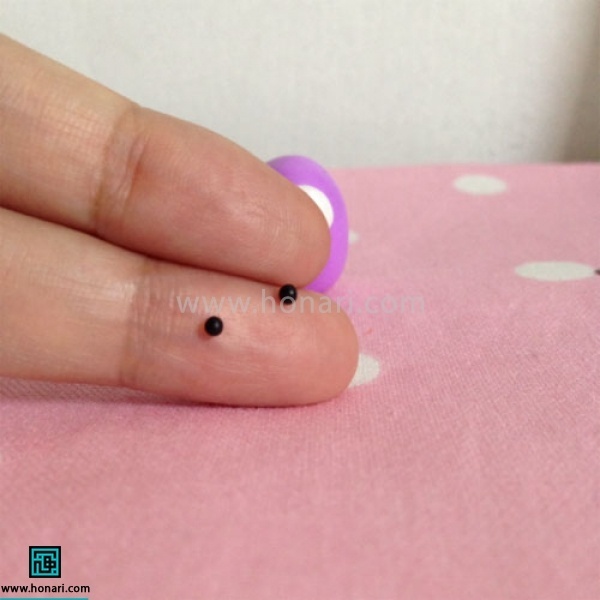 سپس دو دایره مشکی کوچک را برای مرکز چشم جغد درست میکنیم