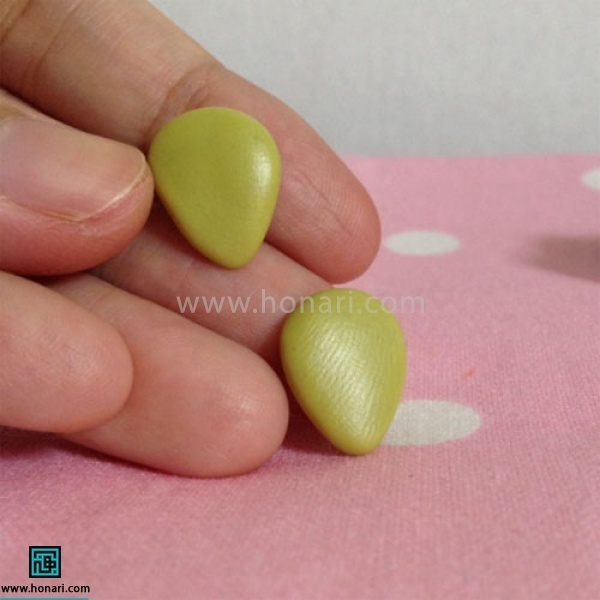 حال با استفاده از خمیر سبز ، دو بال به شکل قطره درست میکنیم