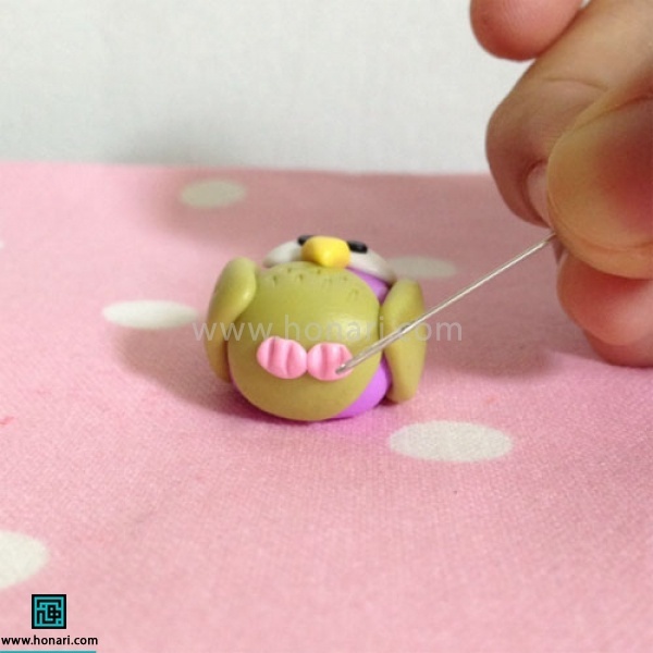 در نهایت دو دایره کوچک صورتی را به عنوان پنجه های جغد در قسمت پایینی بدن قرار میدهیم . و خطوطی برای نشان دادن پنجه ها روی آن ایجاد میکنیم