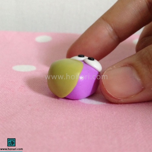 نیمی از بیضی را در زیر بدن جغد صاف میکنیم