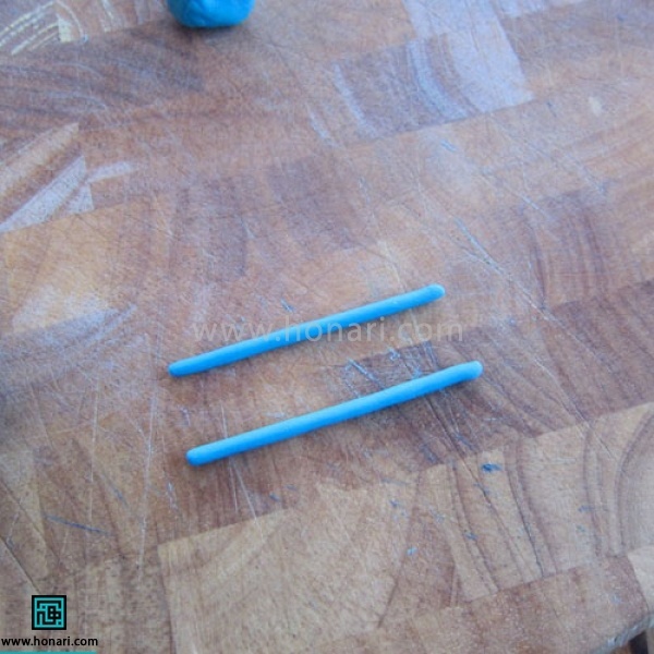 دو رول باریک آبی خمیری درست میکنیم 