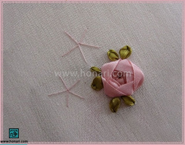 برای دوخت رز عنکبوتی با یک نخ و سوزن معمولی یک دایره ذهنی ترسیم کرده و توسط کوک پنج قسمت کنید. شکل ستاره میشود 