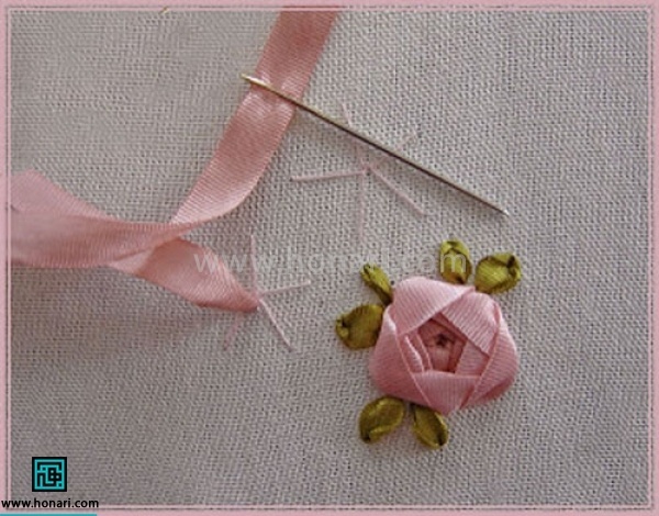 سوزن را با هر نوع روبانی که دوست دارید از مرکز ستاره بیرون میکشید