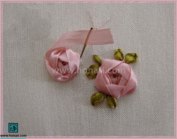 با کامل شدن دوخت میبینید که یک رز عنکبوتی شکل گرفته است. با دست به دوخت حالت دهید.