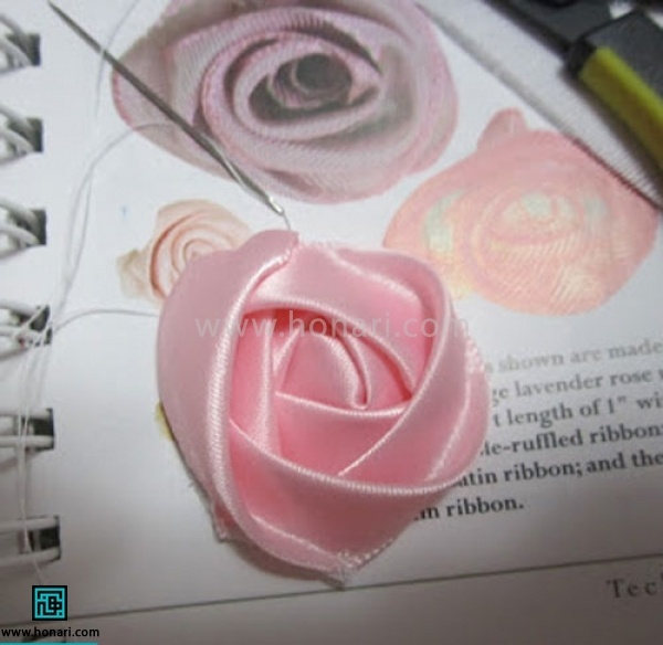 گل کامل شده است. اگر خواستید گل جدا از پارچه باشد دور گل را با استفاده از هویه از اضافه پارچه جدا کنید