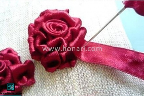 پارچه را در کارگاه بزنید تا محکم شود و دوخت اسان. غنچه اماده شده را به پارچه بدوزید