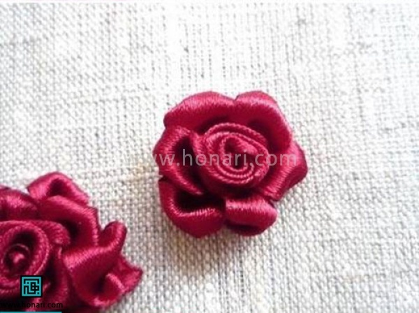 دور تا دور غنچه را گلبرگ بدوزید