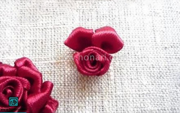 یک به یک گلبرگ های روبان دوزی شکل میگیرد 