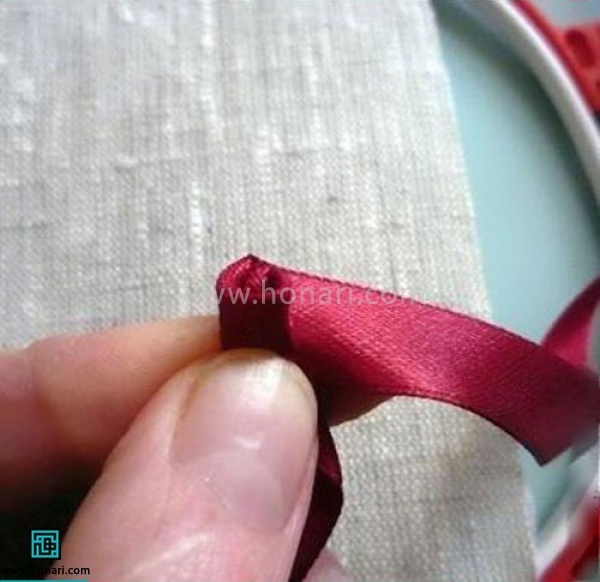 روبان را سه تا چهار بار دور خودش بپیچید تا شبیه غنچه شود