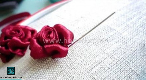 دوباره ردیف بعدی را شروع کنید و گلبرگ ها را مثل قبل بدوزید