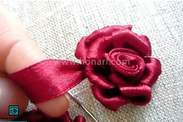 در این مرحله که ردیف بعدی گل میشود روبان را زمانیکه از پارچه بیرون میکشیم مثل قبل عمل نمیکنیم