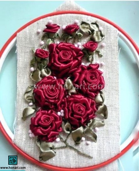 با دوخت چند رز دیگر و چند برگ یک کار روبان دوزی زیبا داشته باشید