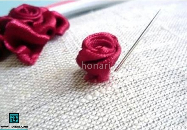 روبان را با استفاده از سوزن های مخصوص از بقل غنچه در بیارید