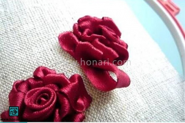 روبان را زیاد نکشید تا لبه گل ها برجسته شود