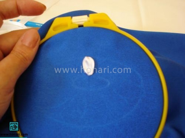 پارچه را در کارگاه زده و دو دایره که یکی کوچک است برای مرکز و یکی بزرگتر برای خود گل روی پارچه بکشید. با دقت به تصویر متوجه میشوید که بالای دایره قطرش کمتر است. به این دلیل که گل طبیعی تر به نظر بیاید. با روبان یک سانتی دوخت شلال را از بالای دایره بزرگتر شروع به دوخت کنید 