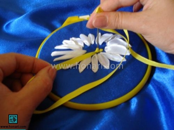 برای مرکز گل با استفاده از روبان نیم سانتی زرد گره فرانسوی زده و کل دایره کوچک را پر کنید
