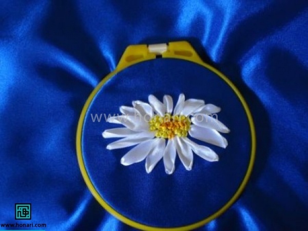 در نهایت با اسانی و زیبایی تمام گل ژربرا روبان دوزی شما با استفاده از دوخت روبان شکل گرفته است 