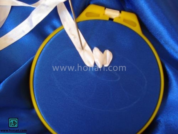 برای زدن شلال سوزن را مطابق تصویر روی خود روبان فرو کنید تا لبه های گلبرگ ها زیبا تر شوند