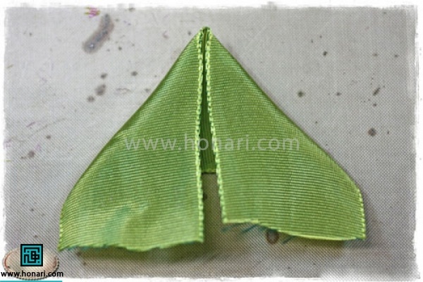 از وسط گوشه های روبان را تا کنید که شکل مثلث به شما میدهد