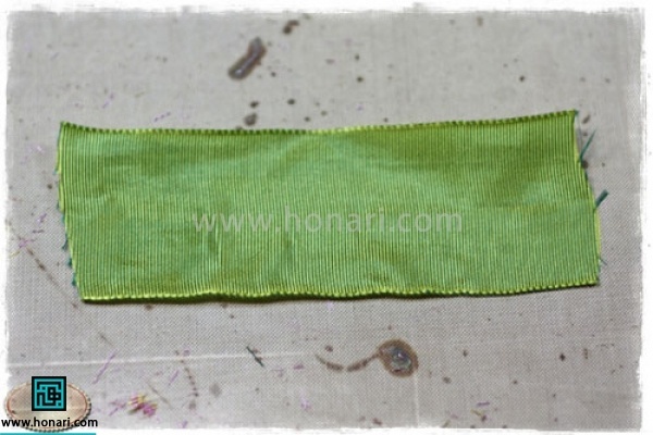 روبان 2 یا 3 سانتی را انتخاب کرده و به طول 10 الی 12 سانت ببرید 