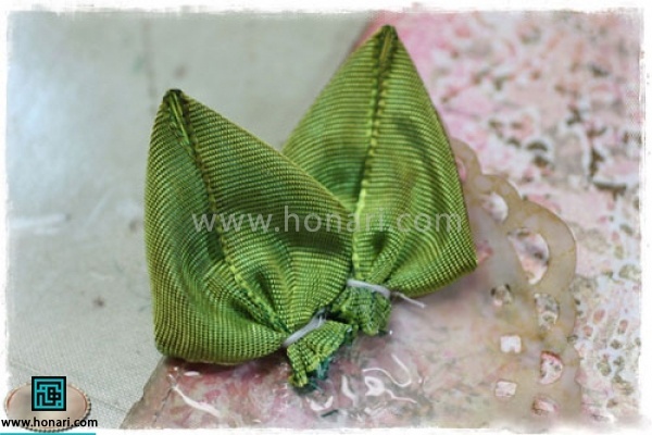 برگ روبان دوزی اماده است فقط برای زیبا تر شدن اضافه پایین برگ را قیچی کنید 