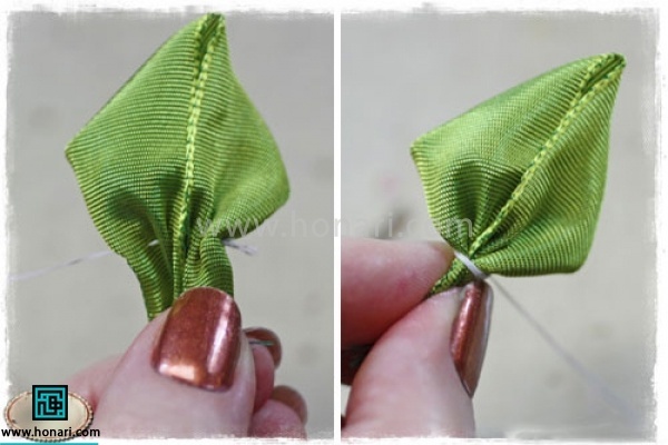 زمانیکه کوک زدید نخ را بکشید تا پایین روبان چین بخورد. بعد با همان اضافه نخ پایین برگ نخ را میپیچیم 