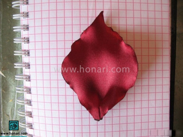 بعد پایین گلبرگ را هم روی شعله بگیرید تا کاملا شبیه برگ شود