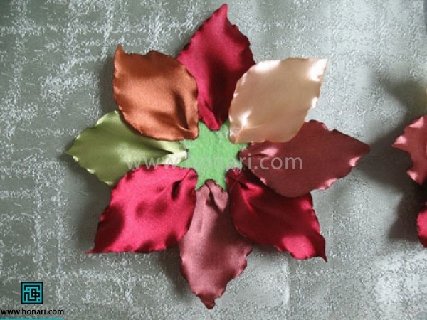 گلبرگ های اماده شده را روی مقوا یا نمد دایره ای شکل دور تا دور لبه دایره بچسبانید