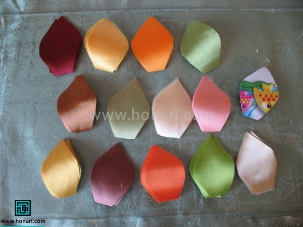 حالا الگو را کاملا روی روبان انداخته و دورش را قیچی کنید 