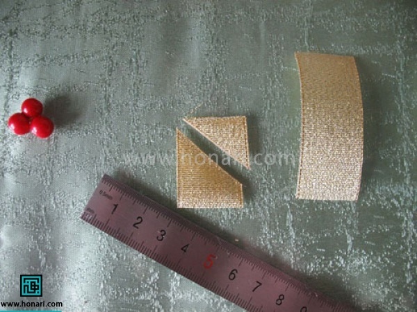 یک تکه از بالای روبان را به صورت مثلث ببرید