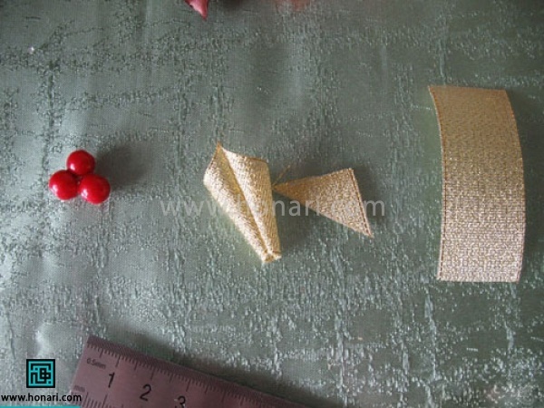 و دو سر روبان را بدوزید به هم تا مطابق تصویر شود