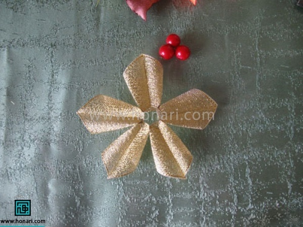 5تا از این گلبرگ ها را به هم وصل کنید یا با نخ و سوزن یا چسب 