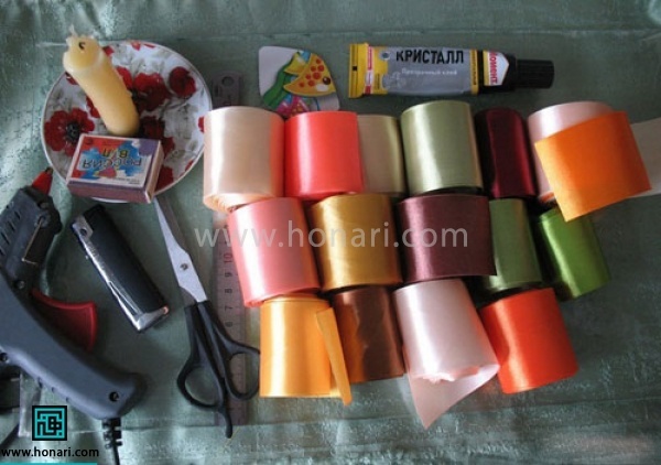 روبان های 3 الی 4 سانتی را از رنگ های مختلف که نشان دهنده پاییز باشد را انتخاب کنید. به چسب تفنگی و شمع نیز نیازداریم 