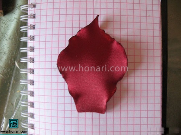 دور تا دور روبان های بریده شده را روی شعله شمع گرفته تا دور برگ ها کمی سوخته شود 