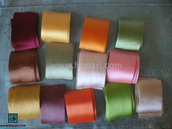 روبان های انتخاب کرده را به اندازه الگو مقوایی برش بزنید