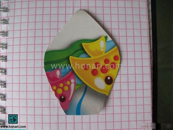 شکل یک برگ را روی مقوا بکشید تا یک الگو داشته باشید