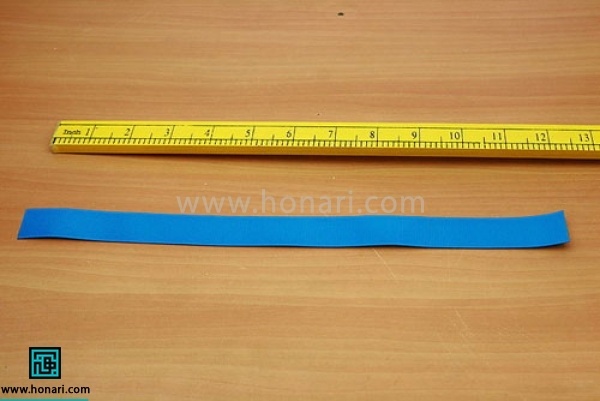 روبان با عرض دلخواه و طول 12 سانتی متر را انتخاب کنید. البته در صورت دلخواه میتوانید طول روبان را بیشتر کنید تا گل بزرگتر داشته باشید 