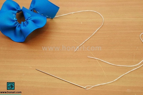 زمانیکه به ته روبان رسیدید نخ را بکشید را چین بخورد و روبان کاملا جمع شود