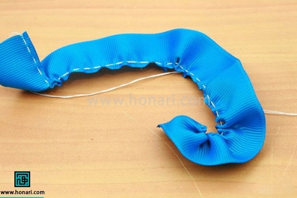 کل طول روبان را چین کش کنید 