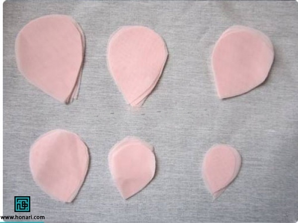 روی روبان 3 یا 4 سانتی الگو گلبرگ ها را بگزارید و ببرید