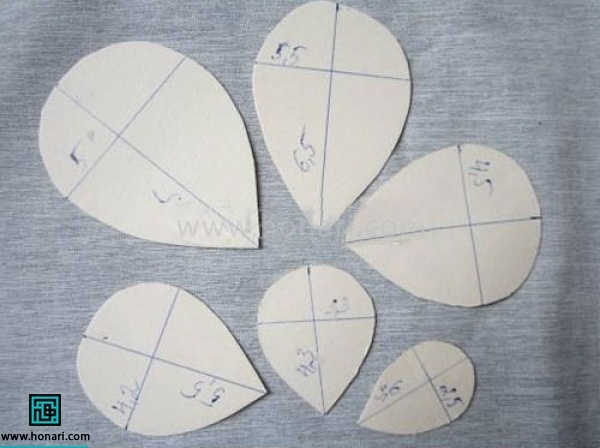 با انتخاب یک مقوا یا کاغذ چند الگو بکشید به اینصورت که گلبرگ ها را از بزرگ به کوچک روی مقوا بکشید و با قیچی ببرید
