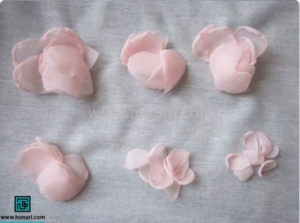 گلبرگ ها را کمی روی حرارت بگیرید تا لبه های گلبرگ کمی حالت گل بگیرد