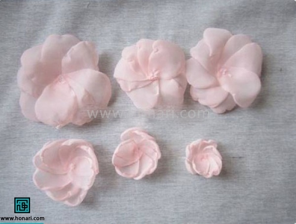 سه سایز گل بزرگ تر را بر عکس کنید تا گلبرگ هاش به طرف پایین باشد